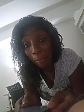 Snapshot of LuckiXCX chatting on November 2025 01:37:02 PM LuckiXCX online show from November 2025 01:37:02 PM