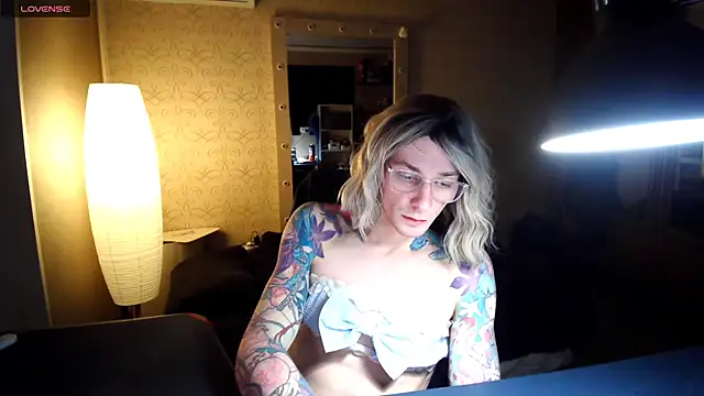 Snapshot of Julia_dolls chatting on November 2025 05:55:02 PM Julia dolls online show from November 2025 05:55:02 PM