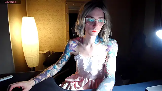 Snapshot of Julia_dolls chatting on November 2025 06:17:01 PM Julia dolls online show from November 2025 06:17:01 PM