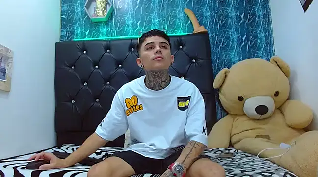 Snapshot of exotic_hot_couple chatting on February 2025 09:57:01 PM exotic hot couple online show from February 2025 09:57:01 PM