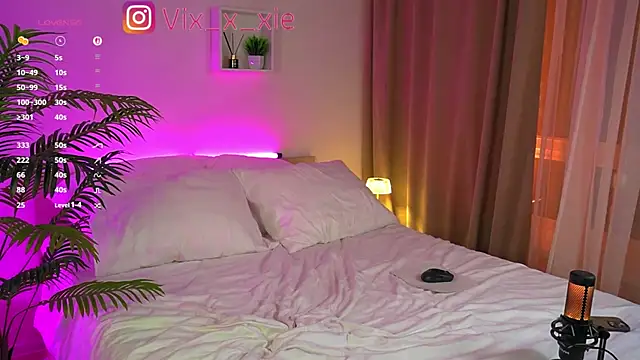 ViXXXiee online show from October 2025 06:07:02 PM