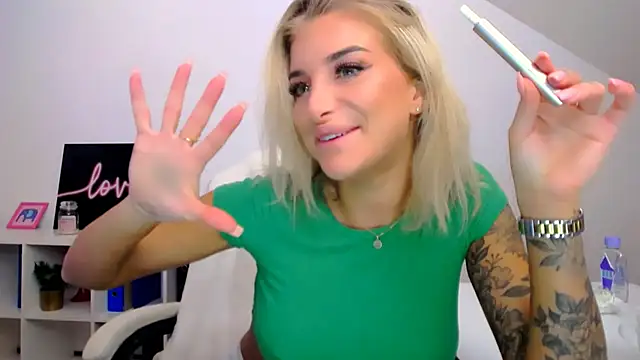 Lia Benini online show from February 2025 01:07:01 PM