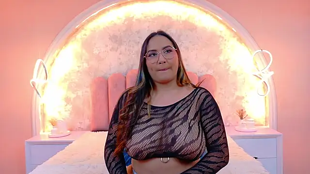 Snapshot of MiaLaurents chatting on November 2025 04:22:02 AM MiaLaurents online show from November 2025 04:22:02 AM