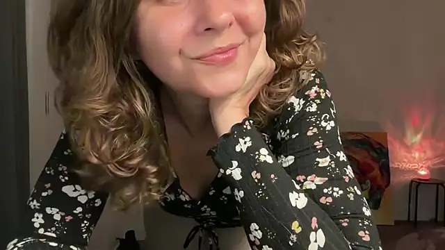 Snapshot of leahsparkles chatting on October 2025 04:55:02 AM leahsparkles online show from October 2025 04:55:02 AM