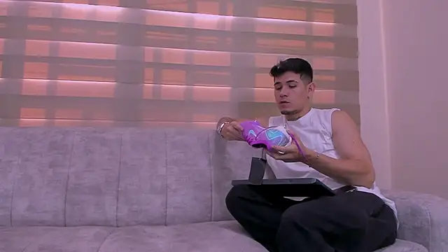 Snapshot of hell_twink chatting on January 2025 08:15:02 PM hell twink online show from January 2025 08:15:02 PM