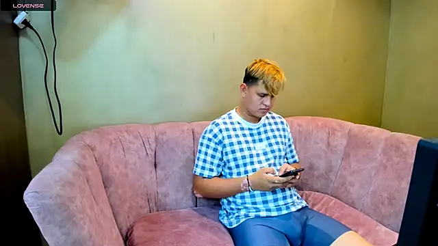 Snapshot of Warning_Boy chatting on December 2024 11:39:01 PM Warning Boy online show from December 2024 11:39:01 PM