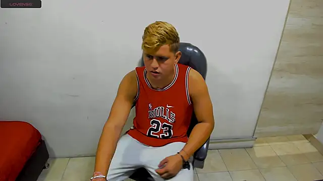 Snapshot of Warning_Boy chatting on December 2024 01:22:01 AM Warning Boy online show from December 2024 01:22:01 AM