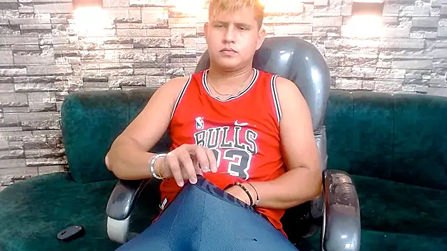 Snapshot of Warning_Boy chatting on December 2024 05:09:02 AM Warning Boy online show from December 2024 05:09:02 AM