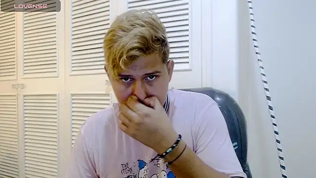 Snapshot of Warning_Boy chatting on December 2024 12:20:01 AM Warning Boy online show from December 2024 12:20:01 AM