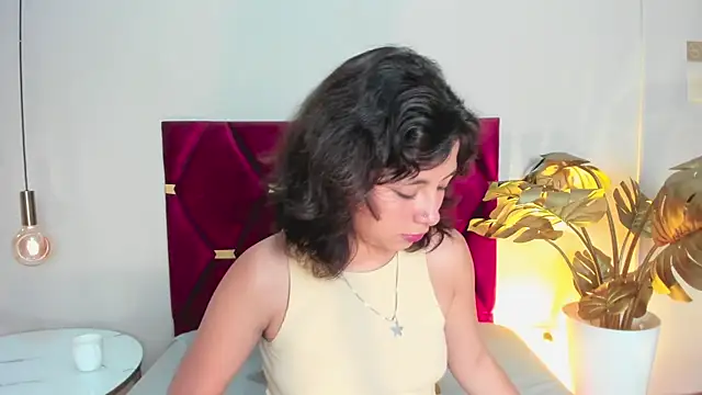 Snapshot of LuciaFerrero chatting on October 2025 12:52:02 AM LuciaFerrero online show from October 2025 12:52:02 AM
