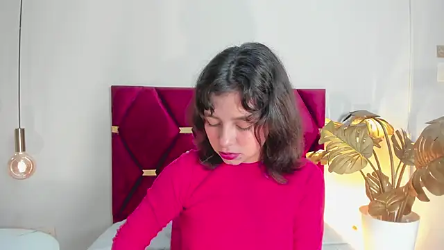 Snapshot of LuciaFerrero chatting on October 2025 12:41:02 AM LuciaFerrero online show from October 2025 12:41:02 AM