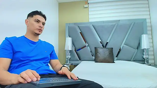 DAVID VICTORIAA online show from April 2026 01:04:01 PM