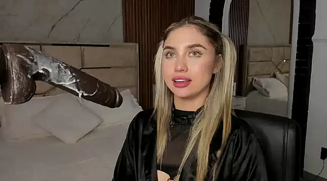 Snapshot of EmiilyHendriixx chatting on January 2025 05:10:01 AM EmiilyHendriixx online show from January 2025 05:10:01 AM