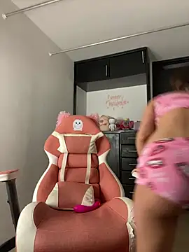 Snapshot of Amys chatting on January 2025 05:23:02 AM Amys online show from January 2025 05:23:02 AM