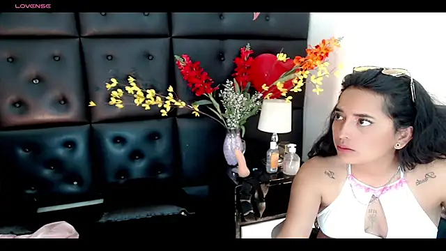 Snapshot of Carolaine01 chatting on February 2025 01:25:02 AM Carolaine01 online show from February 2025 01:25:02 AM