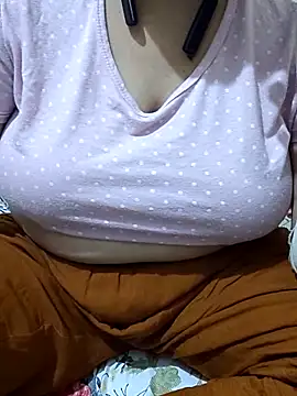 Snapshot of mallupriyapriya chatting on June 2026 05:43:02 PM mallupriyapriya online show from June 2026 05:43:02 PM