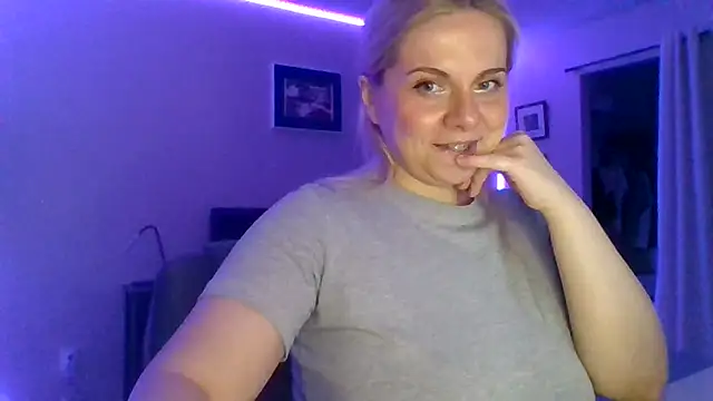 HappyIva online show from December 2025 04:01:02 PM