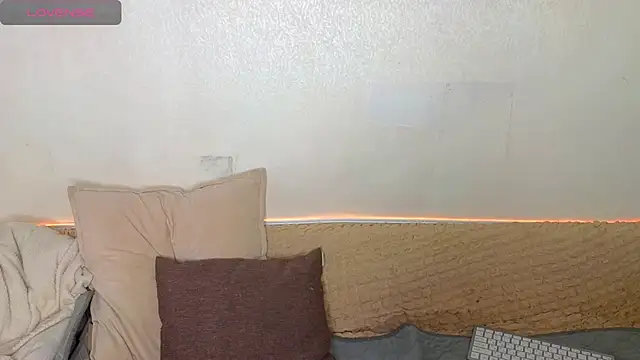 Snapshot of emilytrays chatting on February 2026 01:48:02 AM emilytrays online show from February 2026 01:48:02 AM