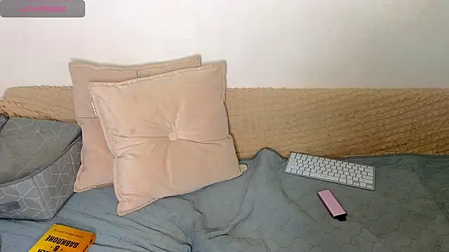 Snapshot of emilytrays chatting on March 2026 06:31:02 AM emilytrays online show from March 2026 06:31:02 AM