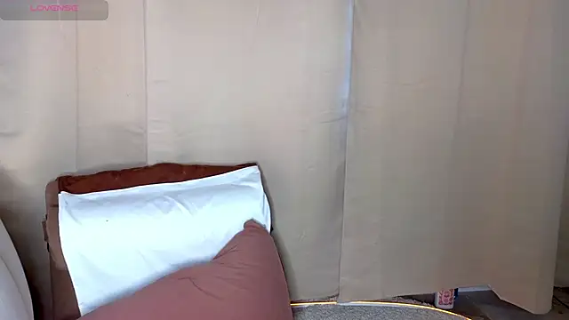 Snapshot of emilytrays chatting on April 2026 04:24:02 AM emilytrays online show from April 2026 04:24:02 AM