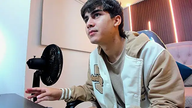 Tommy18   online show from December 2025 03:45:02 AM