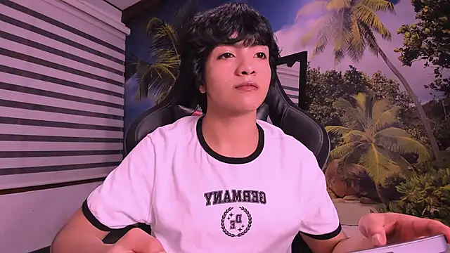 AllanYong18 online show from February 2025 10:43:02 AM