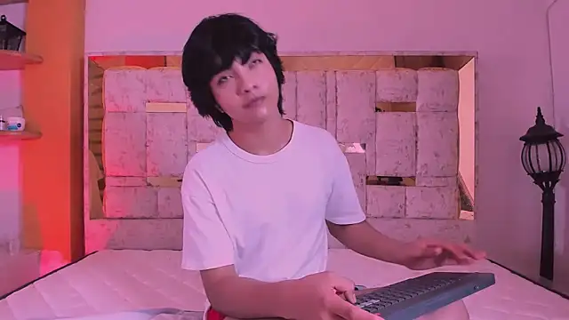 AllanYong18 online show from March 2025 06:00:02 AM