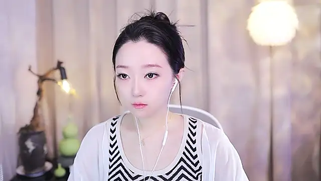 Snapshot of Zoe-99 chatting on November 2025 12:05:02 PM Zoe-99 online show from November 2025 12:05:02 PM