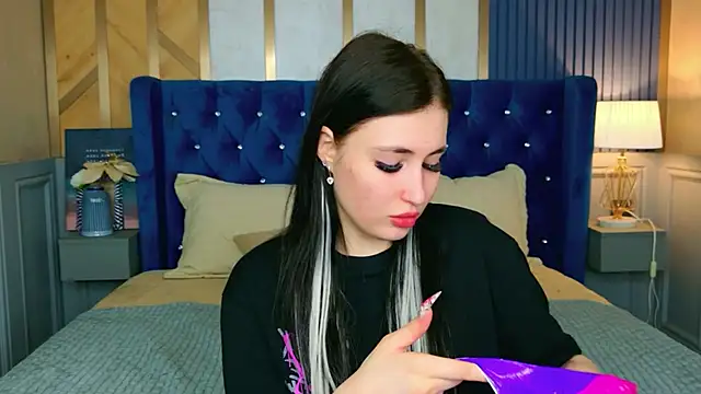 Snapshot of EmmaLawrens chatting on April 2026 10:49:02 AM EmmaLawrens online show from April 2026 10:49:02 AM