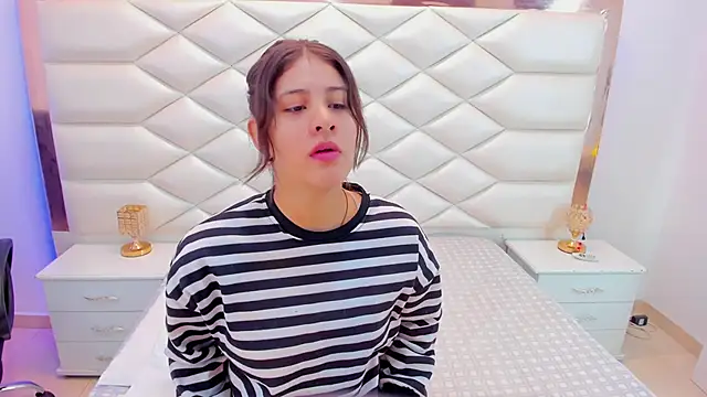 Snapshot of MiaQueen021 chatting on January 2025 12:20:02 PM MiaQueen021 online show from January 2025 12:20:02 PM