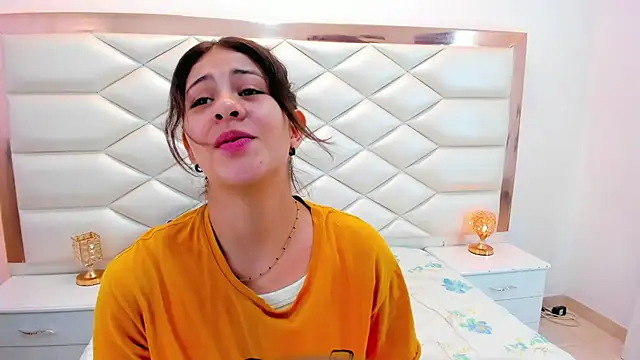 Snapshot of MiaQueen021 chatting on January 2025 12:32:02 PM MiaQueen021 online show from January 2025 12:32:02 PM