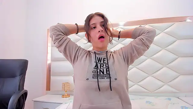 Snapshot of MiaQueen021 chatting on January 2025 03:15:01 PM MiaQueen021 online show from January 2025 03:15:01 PM