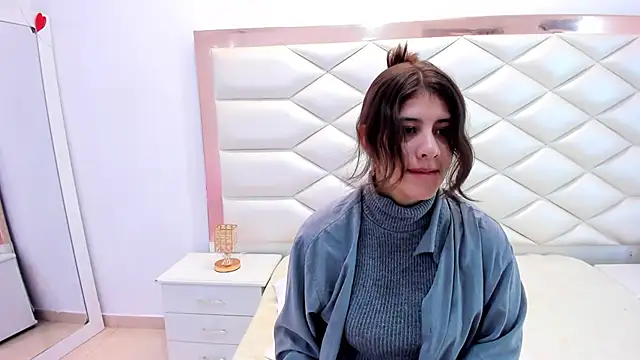 Snapshot of MiaQueen021 chatting on February 2025 12:25:02 PM MiaQueen021 online show from February 2025 12:25:02 PM