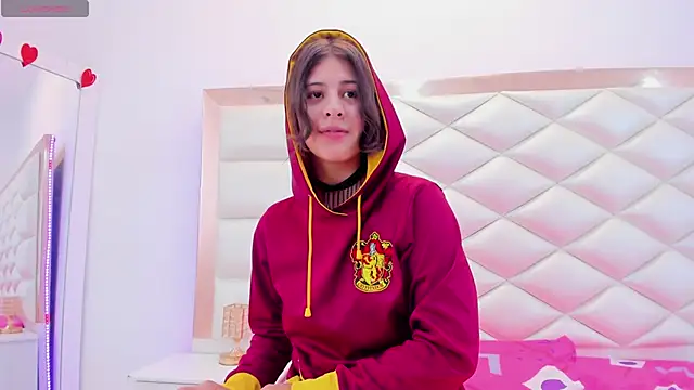 Snapshot of MiaQueen021 chatting on March 2025 03:35:01 PM MiaQueen021 online show from March 2025 03:35:01 PM