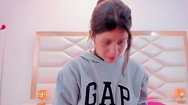 Snapshot of MiaQueen021 chatting on March 2025 03:35:01 PM MiaQueen021 online show from March 2025 03:35:01 PM