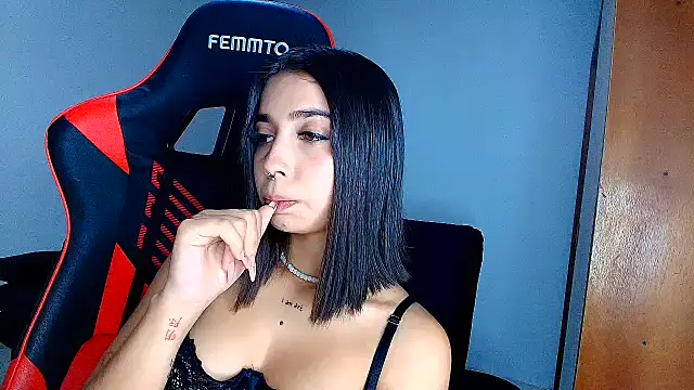 Snapshot of Rousse_violett chatting on February 2026 01:10:02 AM Rousse violett online show from February 2026 01:10:02 AM