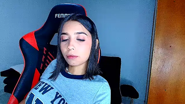 Snapshot of Rousse_violett chatting on February 2026 01:34:01 AM Rousse violett online show from February 2026 01:34:01 AM