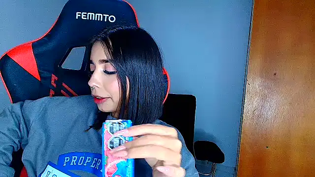 Snapshot of Rousse_violett chatting on February 2026 01:02:02 AM Rousse violett online show from February 2026 01:02:02 AM