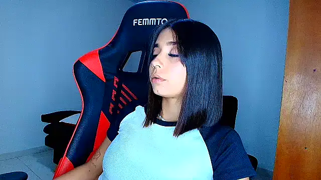 Snapshot of Rousse_violett chatting on February 2026 10:39:01 PM Rousse violett online show from February 2026 10:39:01 PM