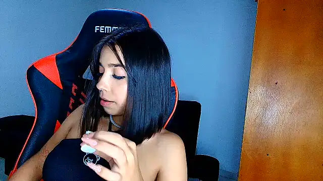 Snapshot of Rousse_violett chatting on February 2026 01:14:01 AM Rousse violett online show from February 2026 01:14:01 AM