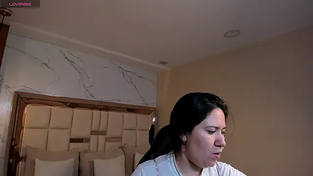 Snapshot of zoes_milee chatting on May 2026 12:10:01 PM zoes milee online show from May 2026 12:10:01 PM