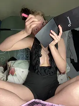 Snapshot of VioletxBlue chatting on April 2026 12:32:01 PM VioletxBlue online show from April 2026 12:32:01 PM