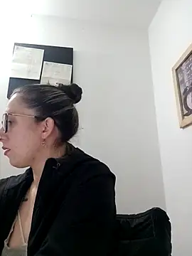 Snapshot of CHARLOTTE_1711 chatting on March 2025 03:22:02 AM CHARLOTTE 1711 online show from March 2025 03:22:02 AM