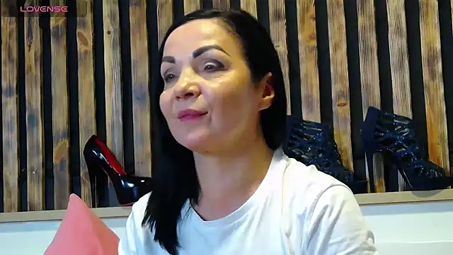 Tory Lovi online show from December 2025 01:05:02 PM