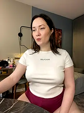 Snapshot of Kiss_My_Body chatting on November 2025 06:39:01 PM Kiss My Body online show from November 2025 06:39:01 PM