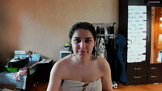 Snapshot of _Roselina_ chatting on April 2026 07:41:01 AM Roselina online show from April 2026 07:41:01 AM