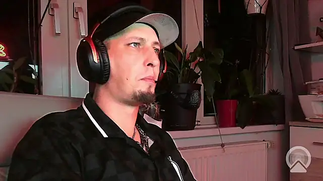 Snapshot of Skullkeeper1984 chatting on October 2025 10:32:02 PM Skullkeeper1984 online show from October 2025 10:32:02 PM