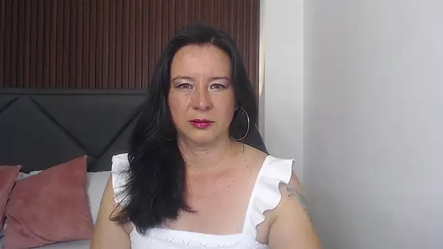 emmily taylor  online show from February 2025 07:02:01 PM