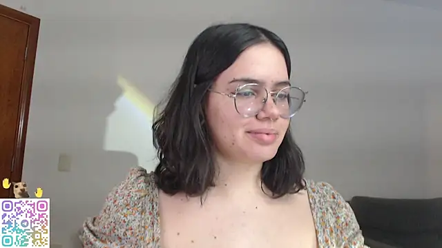 Snapshot of crystalll_room chatting on July 2026 01:57:01 AM crystalll room online show from July 2026 01:57:01 AM