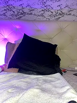 Lili  taylor online show from November 2025 04:22:02 AM